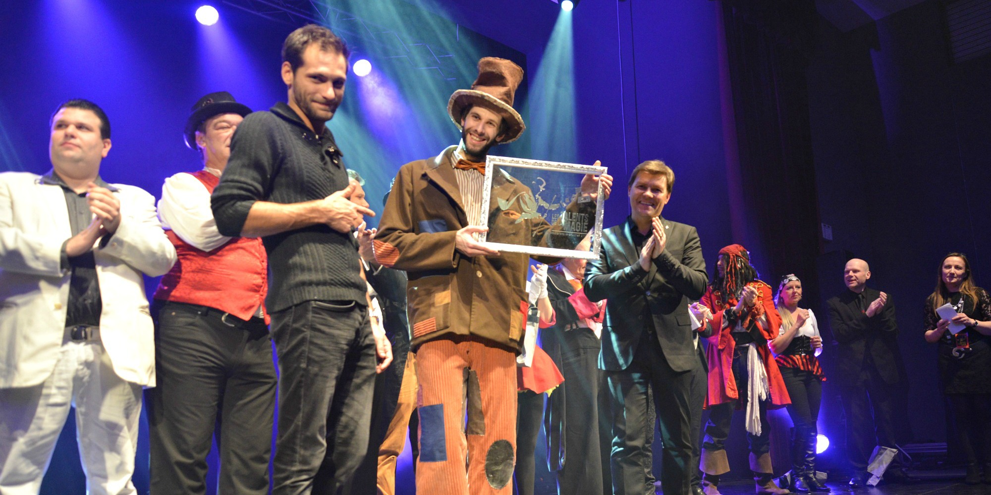 Concours-de-talents-de-la-magie-le-trophée-remis-cette-année-à-François-Pierce-2000-1000